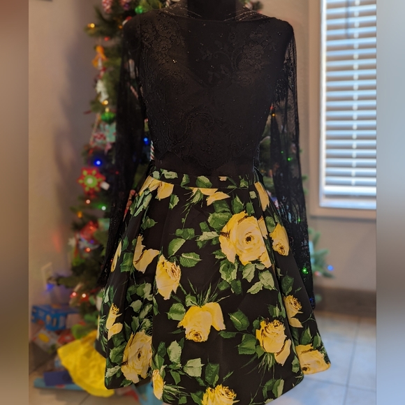 Sherri hill - Picture 1 of 2